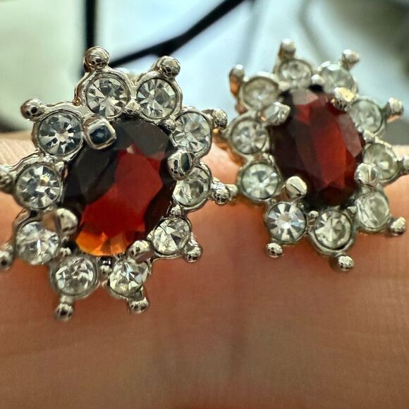 Vintage Red & Clear Rhinestone Cluster Earrings – Gold Tone Backing - Picture 5 of 17